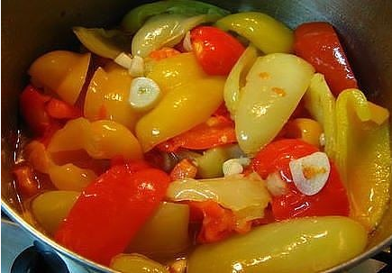 Перец маринованный половинками рецепт. 1491459375163189810. Перец маринованный половинками рецепт фото. Перец маринованный половинками рецепт-1491459375163189810. картинка Перец маринованный половинками рецепт. картинка 1491459375163189810. - 5 кг красного мясистого болгарского перца.Для маринада:- 1 литр воды.- 1, 5 стакана растительного масла.- 2 столовых ложки 70% эссенции.- 1, 5 стакана сахара.- 0, 5 стакана соли.- Чеснок, петрушка.