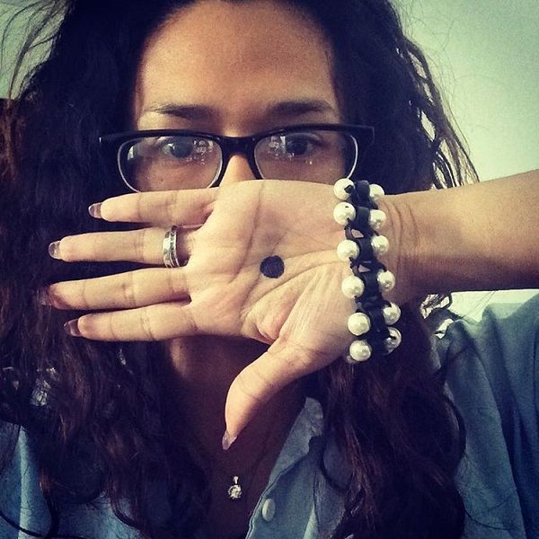 Что за история с черной точкой на руке у женщин?