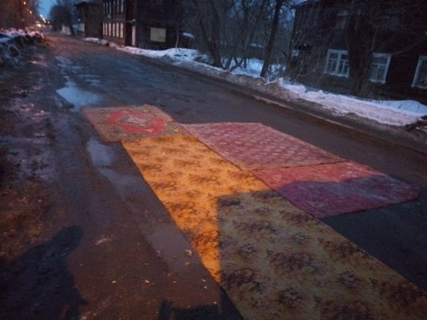 In Kirov, potholes on the roads were covered with carpets - Road, Carpet, Spring, Road repair