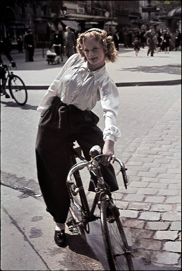 Парижанка на велосипеде, 1941 год. - Фотография, Прошлое, 20 век, Девушки, Блондинка, История, Франция, Париж