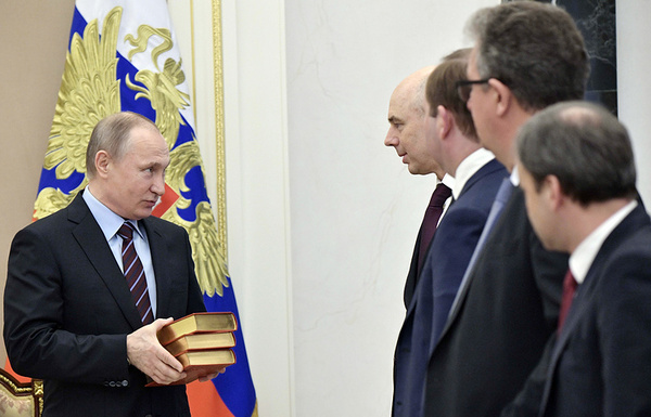 Putin presented Siluanov with a collection of essays by the Minister of Finance of Tsarist Russia Witte - Politics, Vladimir Putin, Anton Siluanov, Witte, Presents