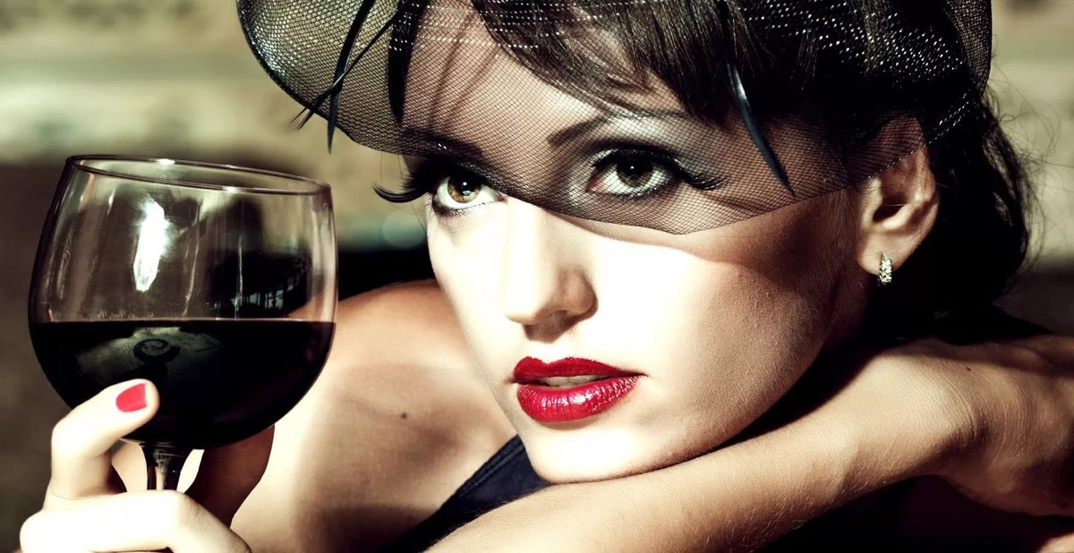 Женщина пьет коньяк. Женщина с бокалом. Женщина с бокалом вина. Девушка с бокалом вина. Фотосессия с бокалом вина.