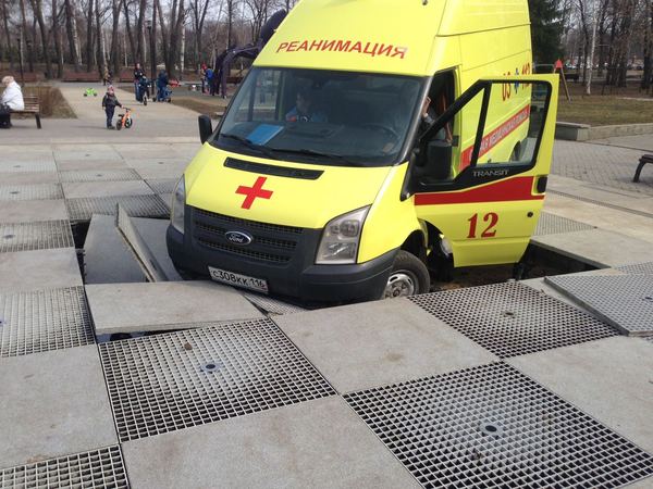 The ambulance broke the fountain - Ambulance, Mat, Russia, Gorky Park, Kazan, Saving