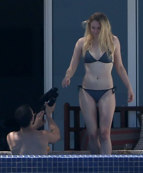 Urgently in the room: Sophie Turner walks around in her underwear and makes obscene gestures to America! - The photo, Paparazzi, Celebrities, Sophie Turner, Imgur, Longpost