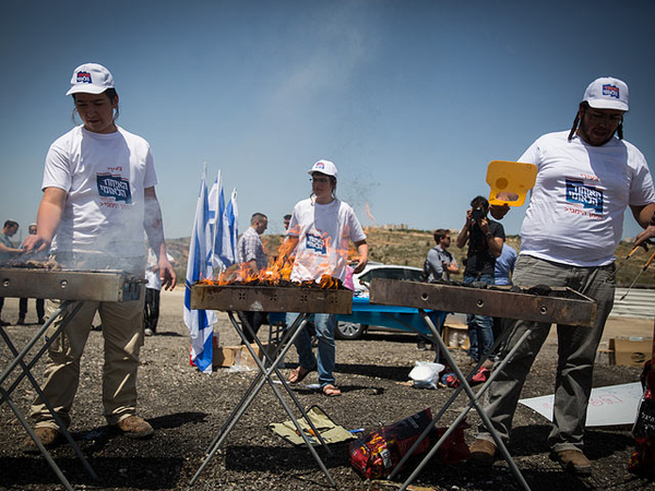 More than a thousand Israelis prepared a barbecue in front of the prison with the Palestinians. - Text, Israel, Relaxation