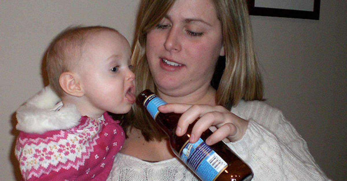 Мама пьет дочку. Ребенок пьющей матери.