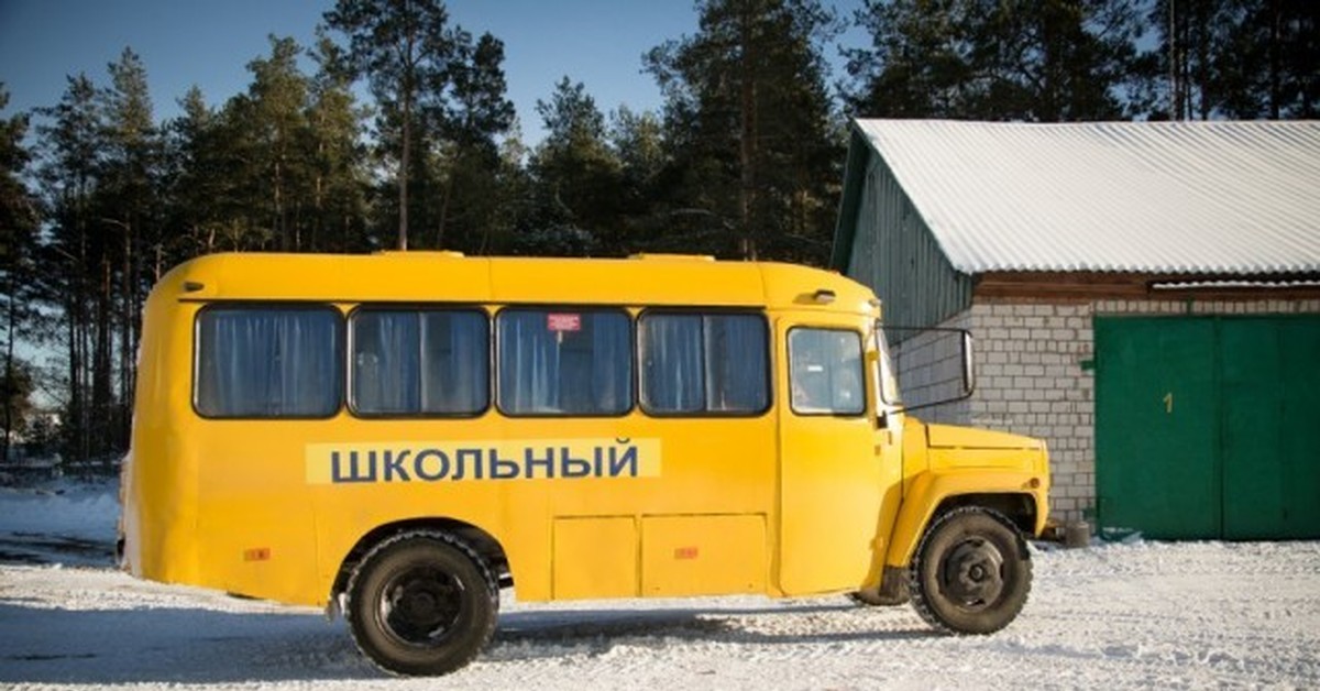 Автобусы в деревне. Школьный автобус в деревне. Шкошьны автобус деревни. Школьные автобусы в Беларуси. Школьный автобус СССР.