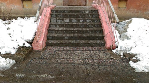 Thawed carpet at the entrance (Kirov) - My, Carpet, My, Entrance, Spring, Kirov