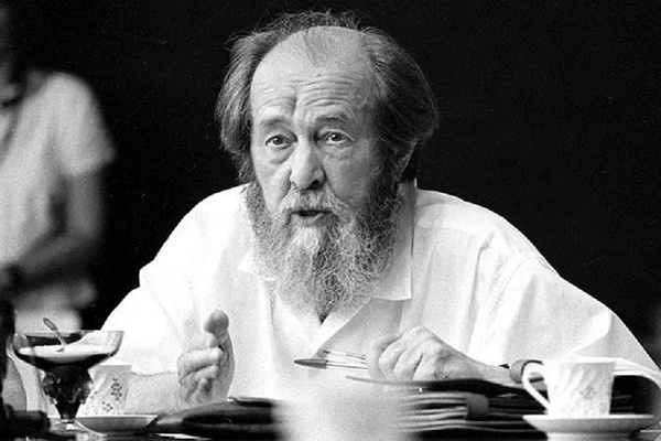 в каком лагере был солженицын. 1493107338113692278. в каком лагере был солженицын фото. в каком лагере был солженицын-1493107338113692278. картинка в каком лагере был солженицын. картинка 1493107338113692278. 11 декабря исполняется 100 лет со дня рождения Александра Исаевича Солженицына, писателя, публициста, общественного деятеля, лауреата Нобелевской премии по литературе. В начале 1945 года он был арестован, после многомесячных допросов осужден по статье 58 за антисталинские высказывания и приговорен к восьми годам исправительно-трудовых лагерей. Лагерный опыт лег в основу его произведений «Один день Ивана Денисовича», «Архипелаг ГУЛАГ», «В круге первом». «Лента.ру» публикует фрагменты текстов Александра Солженицына, описывающие жизнь заключенных в тюрьмах и лагерях того времени.