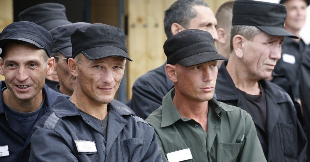 Заключенные военнослужащие. Тюремная кепка. Кепка на зоне. Зоновская кепка. Места лишения свободы.