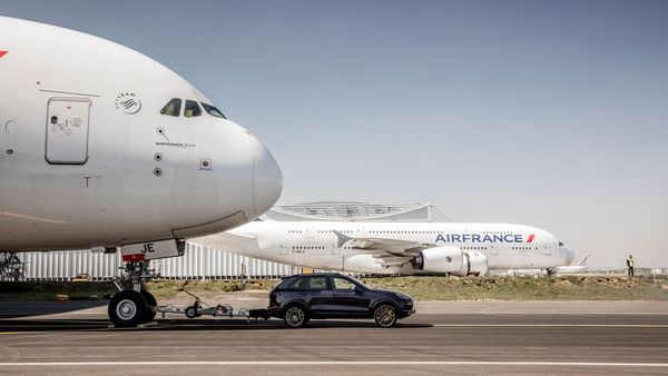 The Porsche Cayenne set a Guinness record by towing an Airbus A-380 weighing 285 tons. - Guinness Book of Records, Porsche cayenne, Airbus A380, Video