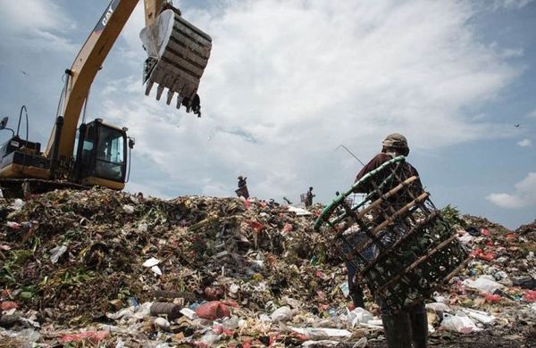 A landfill in Indonesia that is home to 3,000 families. - Indonesia, Dump, A life, Longpost
