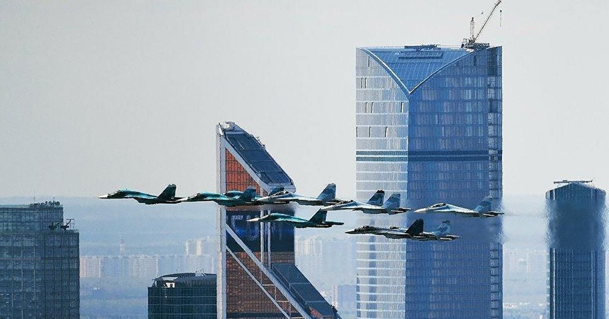 Самолеты летят над москвой. Самолет над городом. Самолет над Москва Сити. Самолет над домом. Самолет на фоне небоскребов.