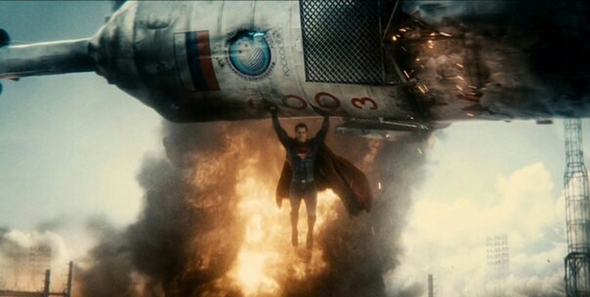 Спасает людей человек из стали. Супермен спасает самолет. Супермен остановил ракету. Супермен спас самолет. Супермен ракету Союз.