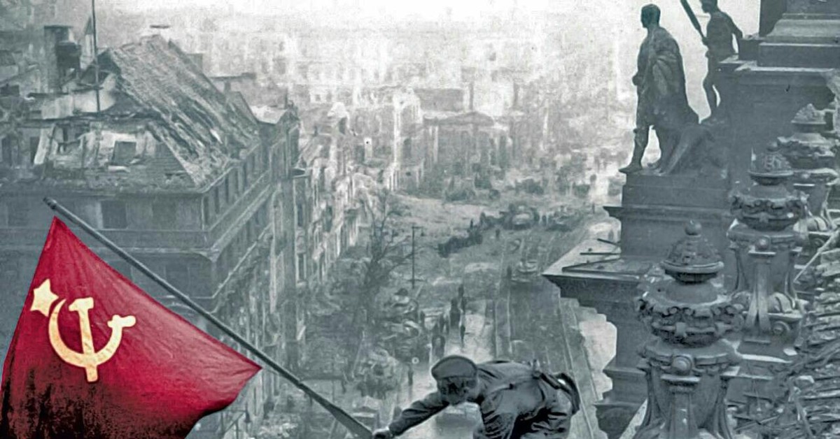Фото воздвижение флага над рейхстагом