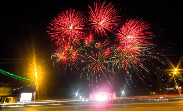 Fireworks May 9, Ufa. PS Bayanometer gives out cars with Coca-Cola and pictures with girls. The photo is mine, so the tag is mine - My, The photo, Firework, May 9, May 9 - Victory Day