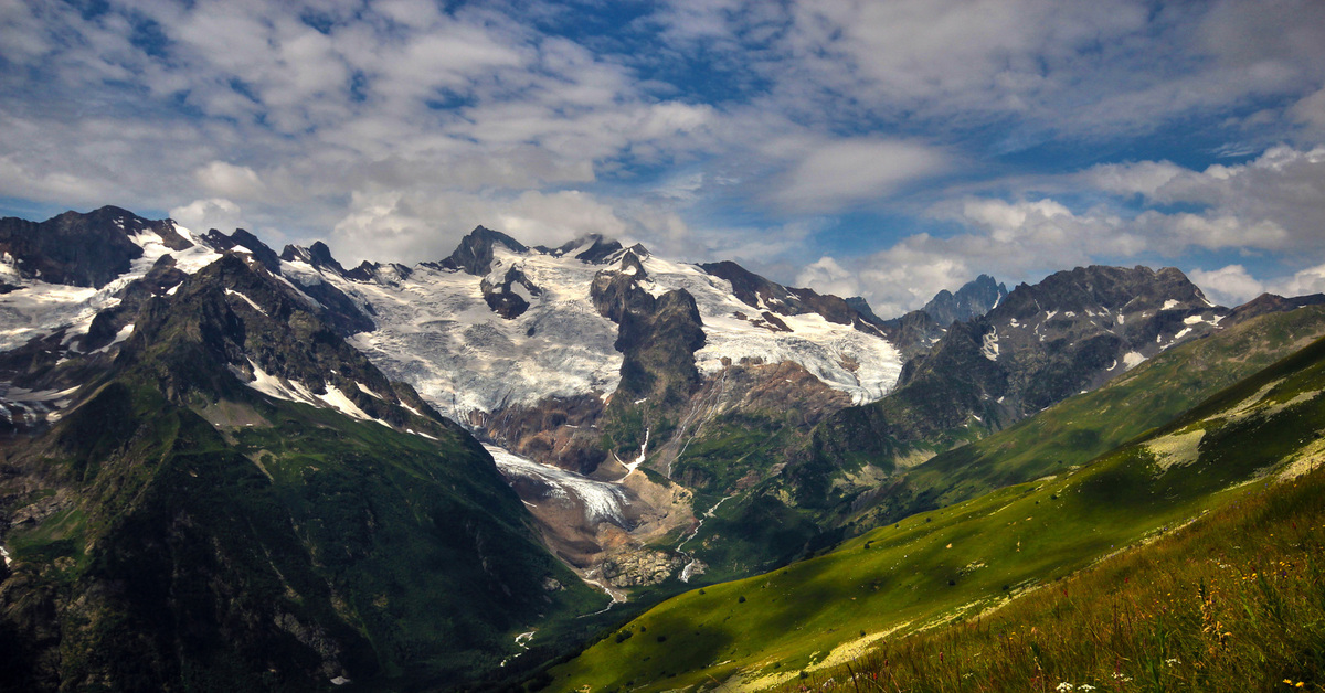 Caucasus mountains. Гора Алибек в Домбае. Алибекский ледник Домбай. Ущелье Алибек Домбай. Северный Кавказ горы Домбая.