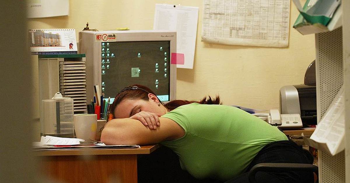 Спать место. Спит на рабочем месте. Спит в офисе. Уснул на рабочем месте. Работник спит на рабочем месте.