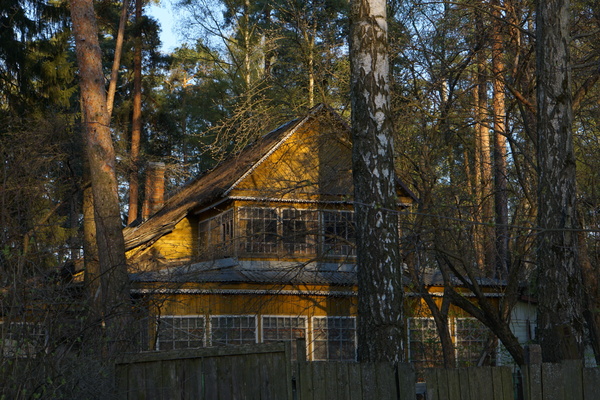 Non-residential building in the rays of the setting sun - My, Building, Sunset