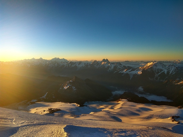 Sunrise at an altitude of 5100m. - My, Elbrus, Caucasus, dawn, Travels, Mountaineering, My
