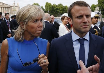 Pick-ups are growing!) ( CTAPYIIIKOe6 ) - Emmanuel Macron, Politics, CTAPYIIIKOe6, Peekaboo