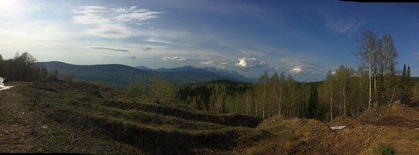 Гора зелёная со стороны.