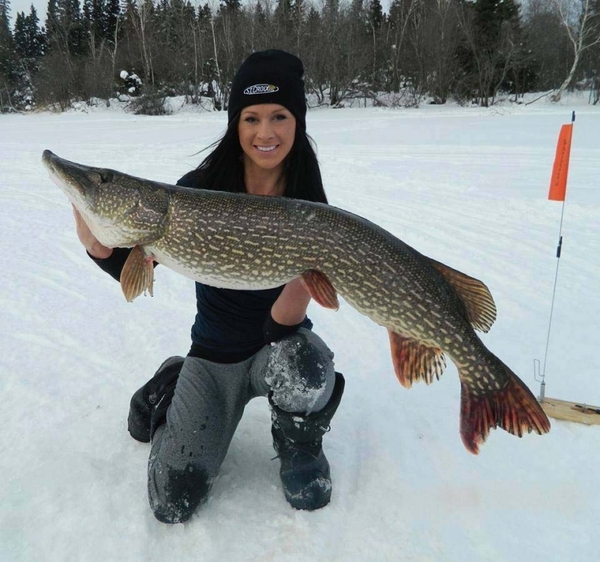 Women fishing, this is more of a plus than a minus ... - Fishing, Oh these women, Men and women, Female, Women
