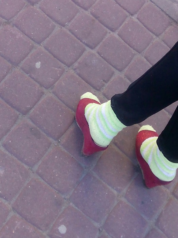 Не только мужчины носят поверх носков открытую обувь