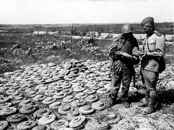 A Soviet sapper shows a senior lieutenant the device of a German anti-tank mine on the Kursk Bulge. - Battle of Kursk, To be remembered