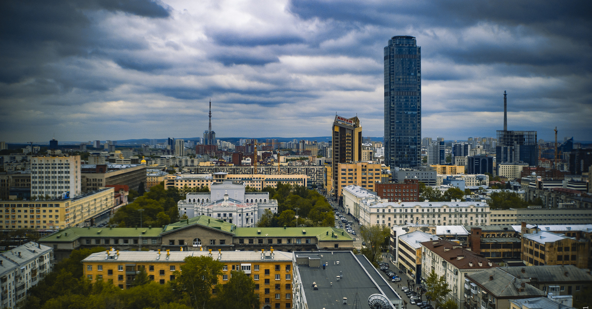 Ближайшее фото. Набережная Екатеринбурга с высоты. Екатеринбург вид сверху. Администрация города Екатеринбурга вид сверху. Екатеринбург окраина летом.