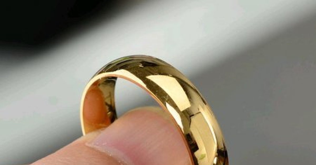Золотые кольца украли. Украла кольцо. Золотое кольцо покрытое родием. Обручальные кольца уронила. Похитили обручальное кольцо.