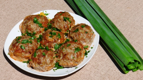 Meat hedgehogs in sour cream with tomato - My, Recipe, Meatballs, Meat hedgehogs, Sour cream, Tomatoes, Video