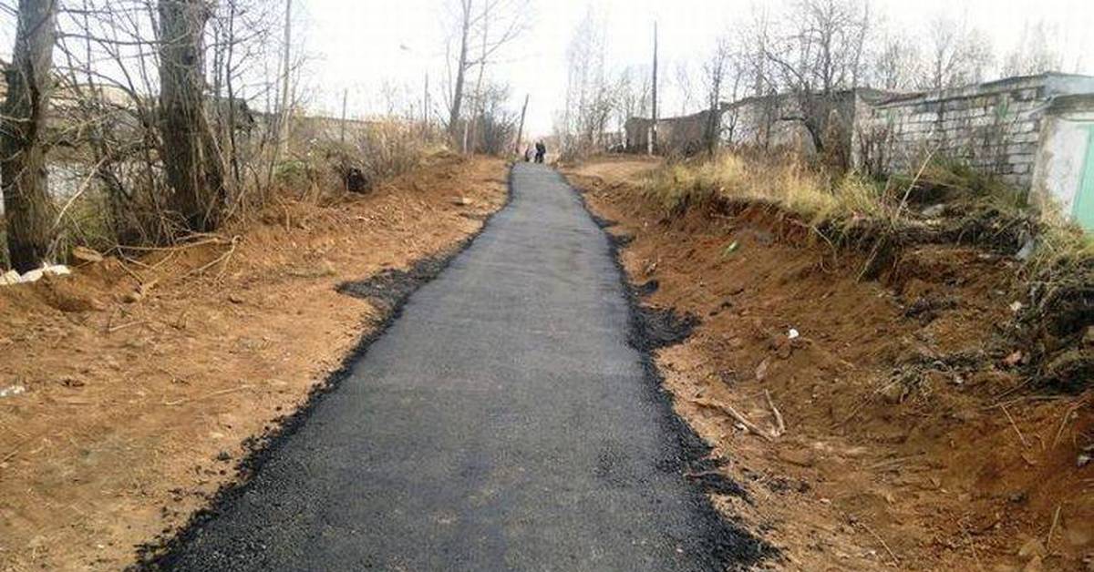 Плохие дороги что делать. Новый асфальт в деревне. Тротуар у дороги. Тротуар из асфальта. Как сделать дорогу.