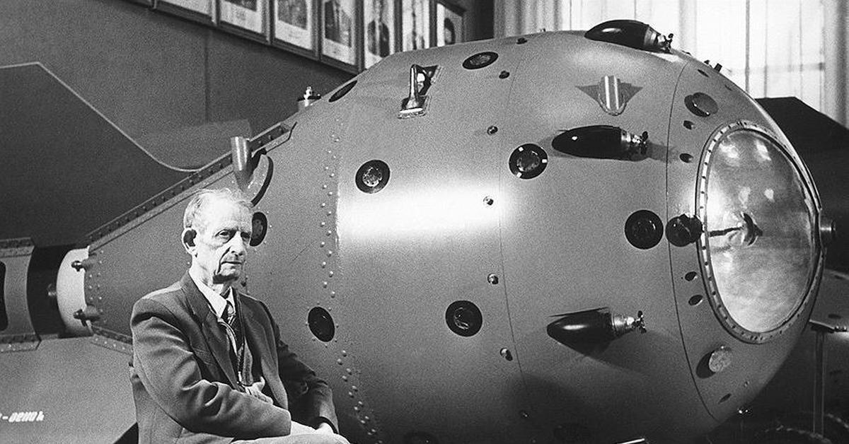 Изобретатель первых советских космических кораблей. 1949 Испытание в СССР ядерной бомбы. Атомная бомба РДС-1 испытания.