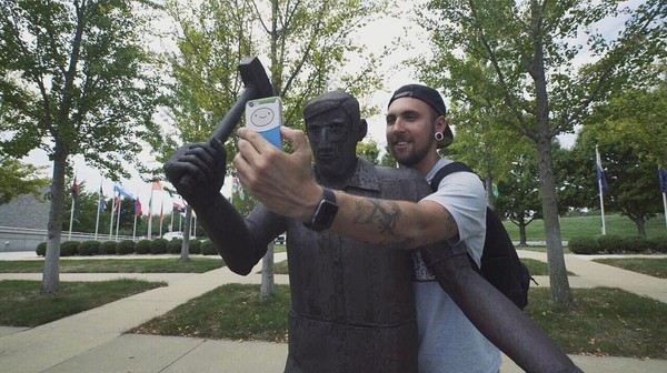 Когда твой перекрытый дядя Лёша словил белку по синьке и прыгает на соседа с молотком, но тебе срочно нужно сделать с ним селфи