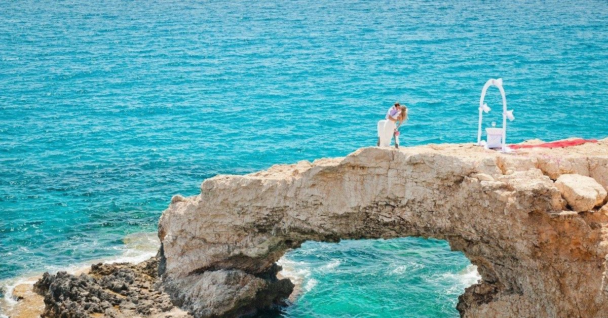 Куда поехать в ноябре на море. Мост Афродиты на Кипре. Самое теплое море в Европе. Куда поехать летом 2022 на море. Викторина Кипр.