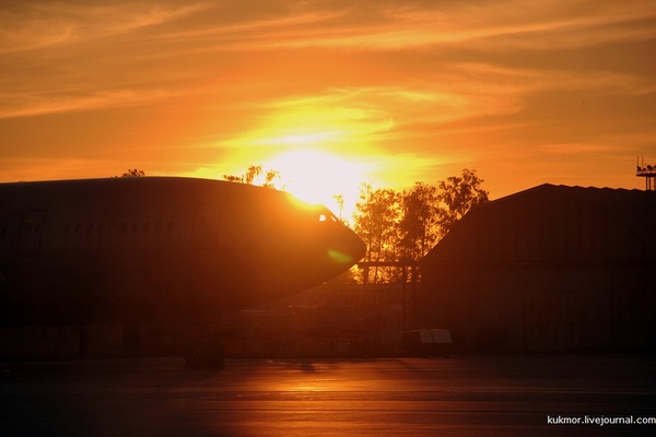 I just met a smiling plane at Sheremetyevo - My, Airplane, Sunset, The photo, Smile, Sheremetyevo, My, Livejournal, Aviation