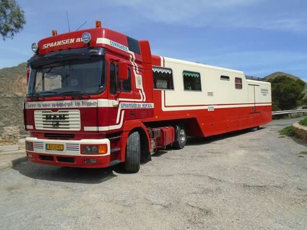 Настоящий дальнобойщик, автодом изготавливает по собственному проекту)