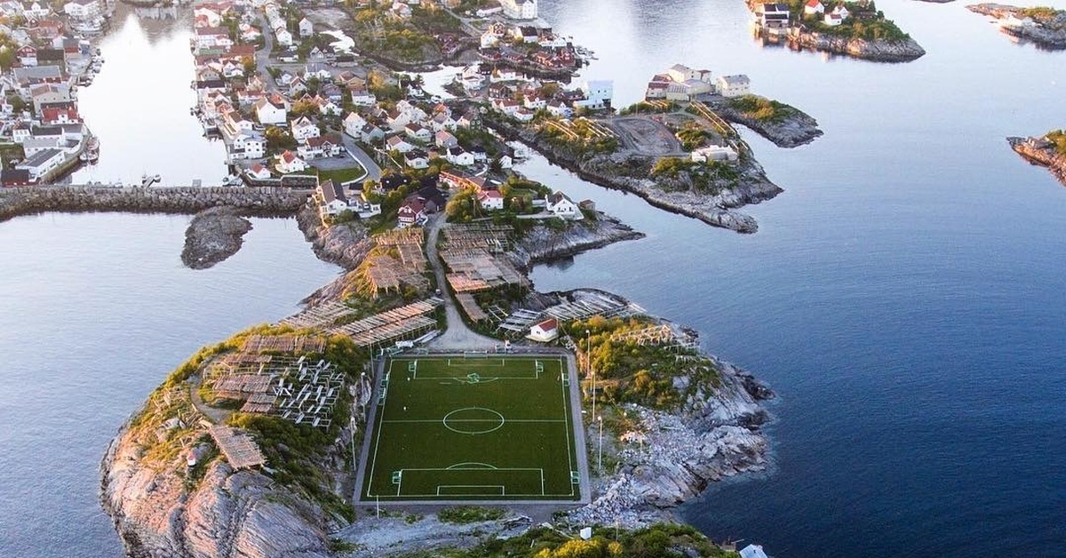 Стадион на острове. Стадион Хеннингсвер, Норвегия. Лофотенские острова стадион. Стадион на острове Хеннингсвер, Норвегия. Футбольное поле в Хеннингсвер.