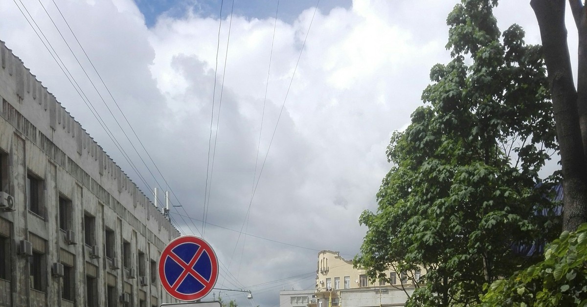 Очередной мастер парковки в центре Москвы | Пикабу