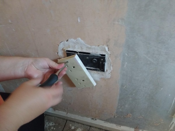 We started changing sockets in a new house and found a safe - The photo, Wall, Safe, Power socket