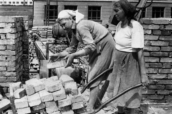 Club History of Magnitogorsk. CONSTRUCTION OF MAGNITOGORSK. - Magnitogorsk, Home construction, Old photo, Magnitka, Female, History of the USSR, Women