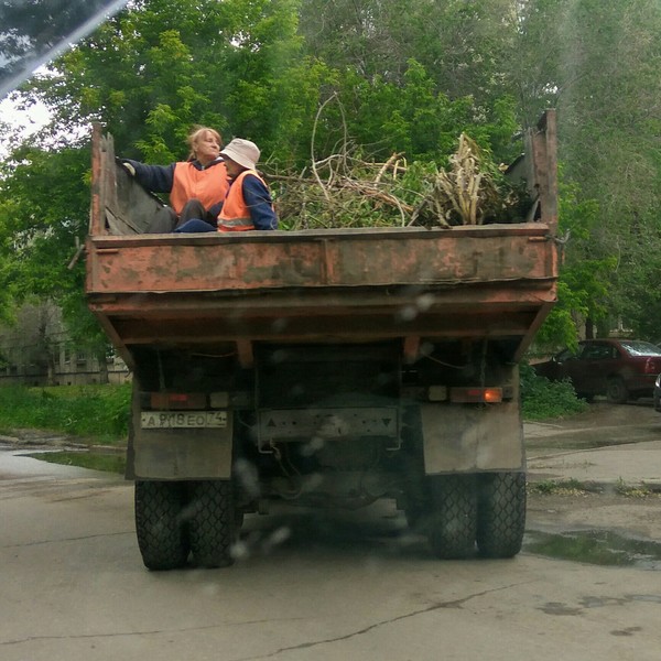 “Pretend to be rags and do not shine” - a way of movement of housing and communal services employees - My, Chelyabinsk, Magnitogorsk, Kamaz, Dump truck, Traffic rules, Violation of traffic rules, Housing and communal services, Safety engineering