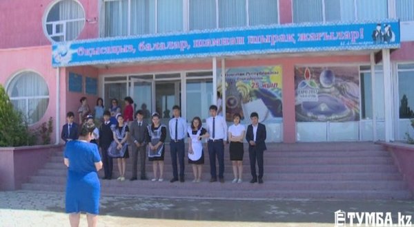 Graduates of one of the schools in Mangistau gave the money collected for the ball to a sick child - Good, Kindness, Kazakhstan, Mangystau, High school graduation