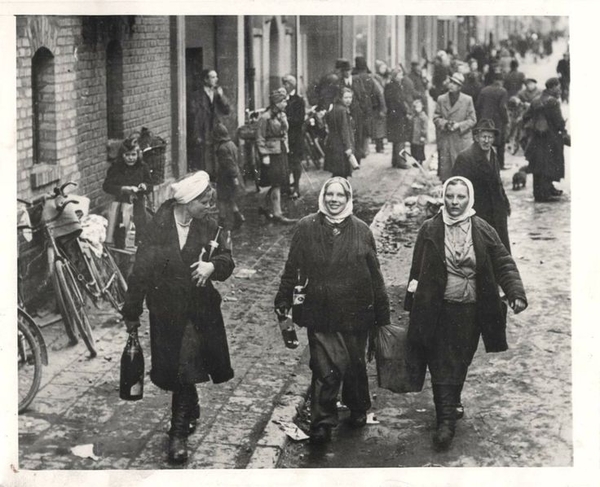 Девушки несут вино из брошенного винного магазина. Германия, апрель 1945 года.