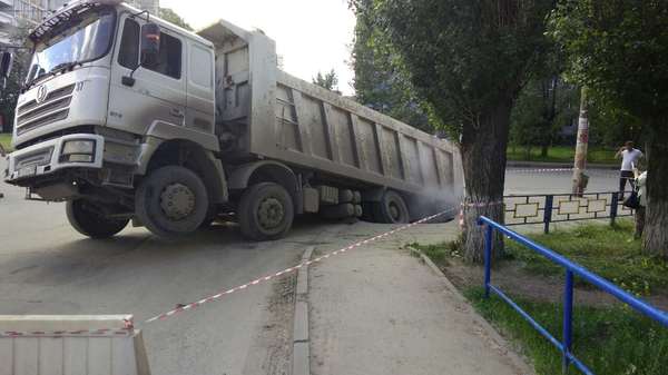 In Nizhny Novgorod, the truck just fell into the ground. - My, Nizhny Novgorod, Truck, Longpost