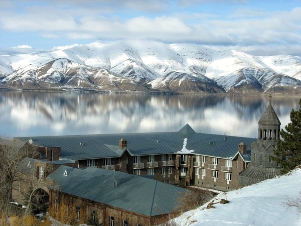 Вид на озеро Севан, Армения