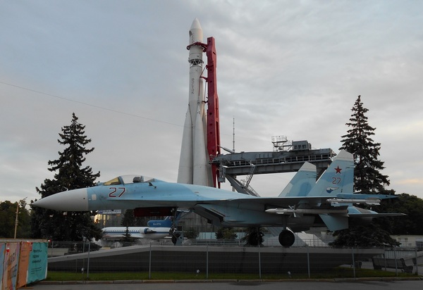 The plumage of a rocket model on a Su-27 fighter was rumpled on the Industry Square of the All-Russian Exhibition Center in Moscow - My, Moscow, VVC, Exhibit, Airplane, Su-27, Rocket, The photo, Как так?, Longpost