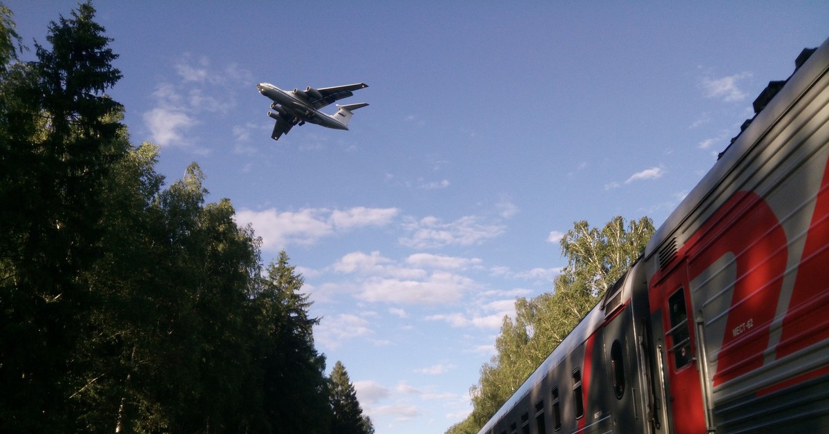 Москва самолетов поездов. Самолёты и поезда. Поезд настоящий. Поезд в лесу.