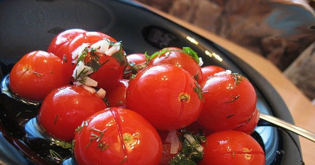 Домашние маринованные помидоры. Соленые помидоры на тарелке. Малосольные помидоры быстрого приготовления. Помидоры с чесноком и зеленью маринованные. Соления помидоров миниатюрная еда.